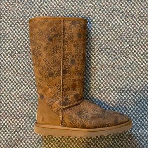 Classic Tall Logo UGGS